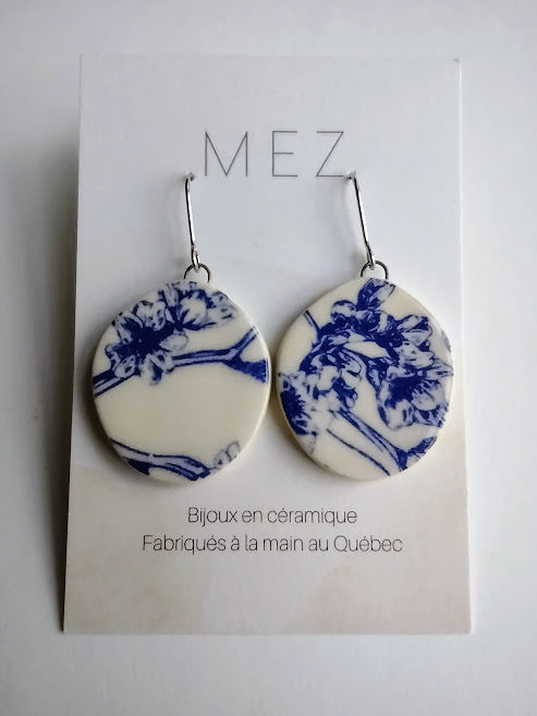 MEZ - Boucles d'oreilles porcelaine - Crochet blanche et bleu - MEZ vendu par afleurdeterre.ca